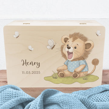 Erinnerungskiste Löwe mit Schmetterlinge, personalisiert Erinnerungsbox Fichten- u. Birkenholz 30,0 x 20,0 x 13,0 cm