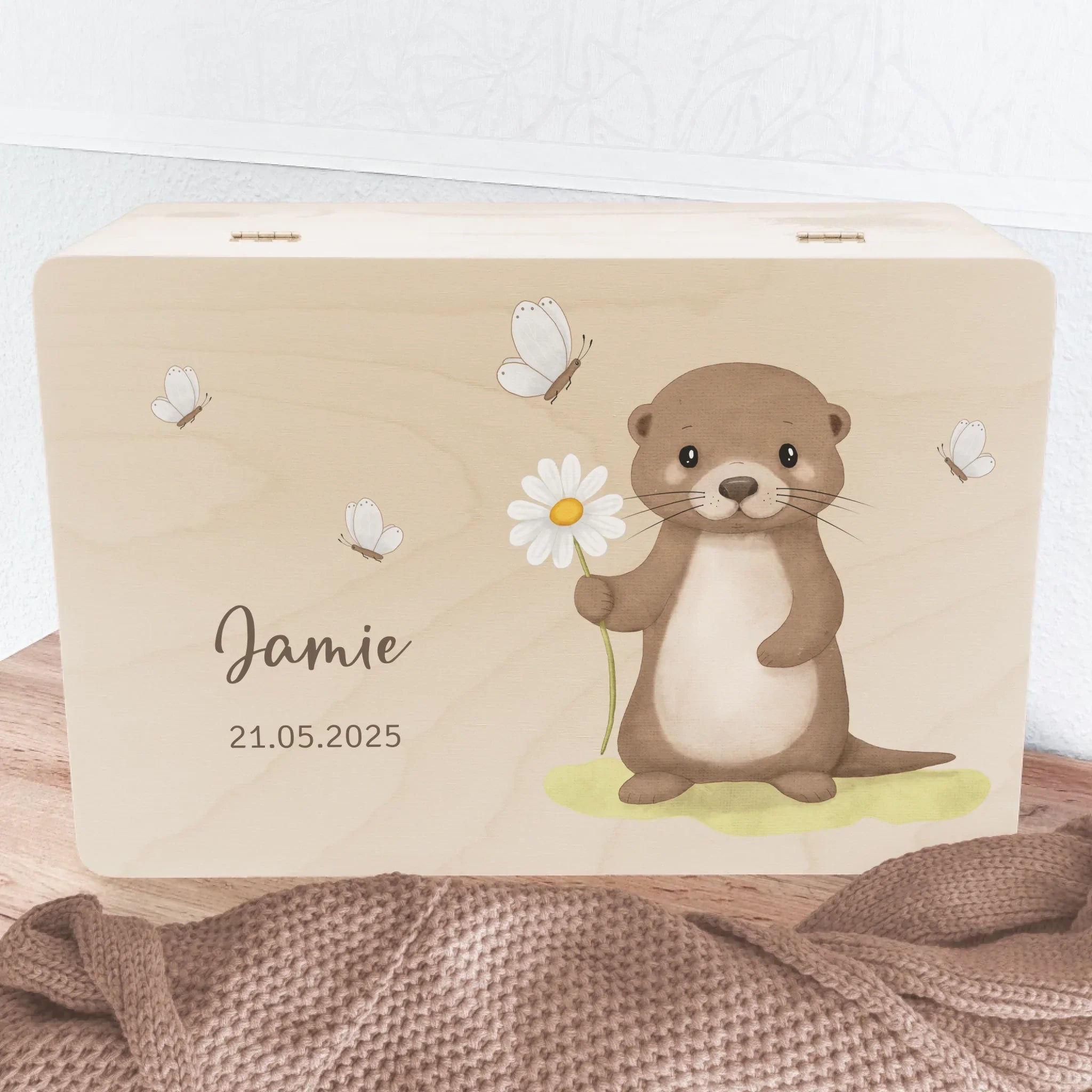 Erinnerungsbox Erinnerungskiste aus Holz Otter mit Blume und Schmetterlinge personalisiert mit Namen und Datum