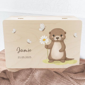 Erinnerungsbox Erinnerungskiste aus Holz Otter mit Blume und Schmetterlinge personalisiert mit Namen und Datum