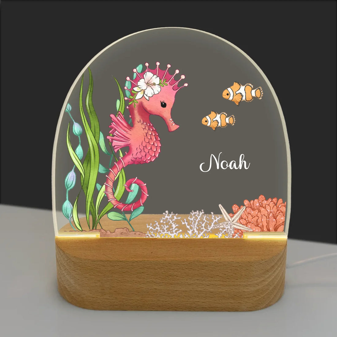 Nachtlicht Seepferdchen personalisiert Nachtlicht oval mit Holzständer und LED-Licht BxHxT ca. 14,5 x 16 x 6 cm 4 mm Acrylglas & Buchenholzständer