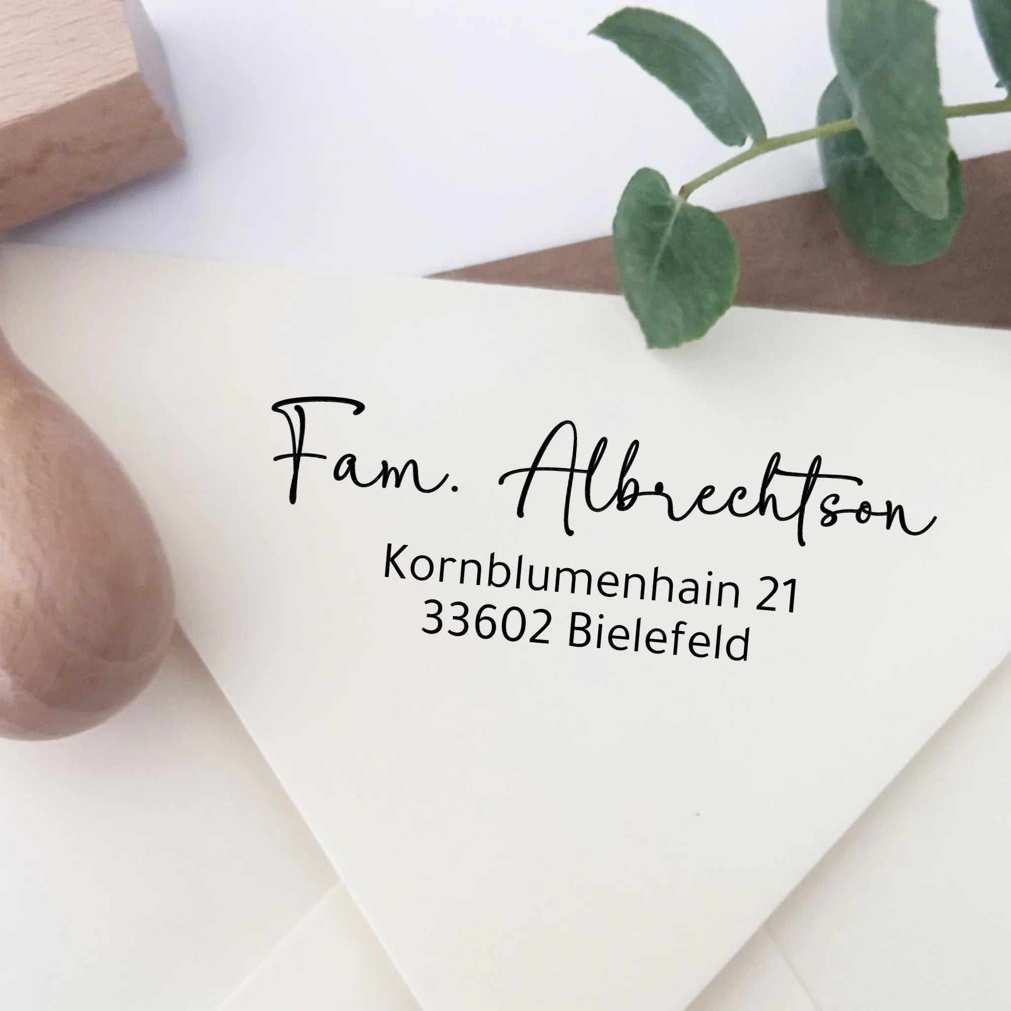 Personalisierter Adressstempel "Albrechtson" – Script & Sans | Holz & Automatik - Spatzelinchen - Exklusive Papeterie