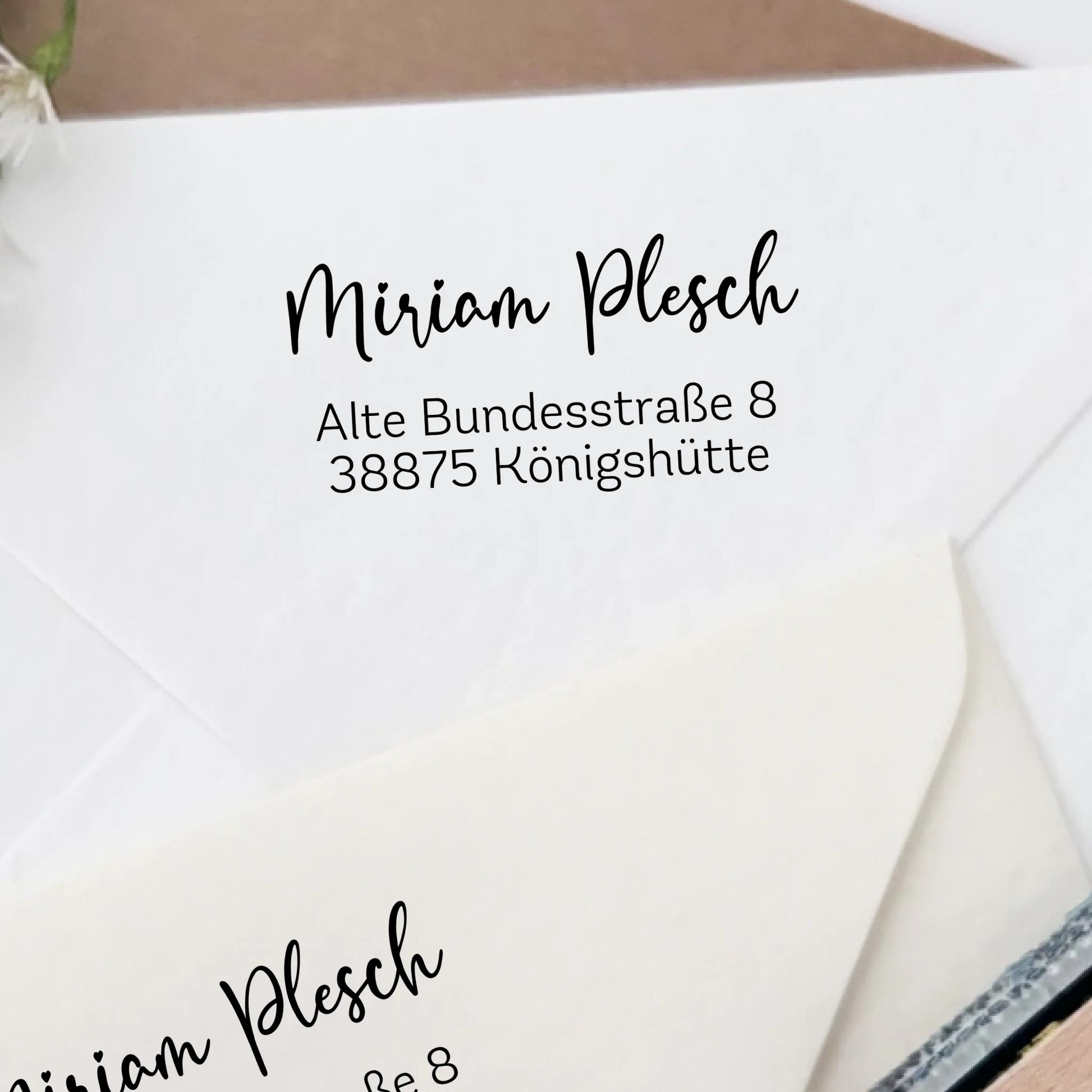Personalisierter Adressstempel "Plesch" – modernes Schriftbild - Spatzelinchen - Exklusive Papeterie